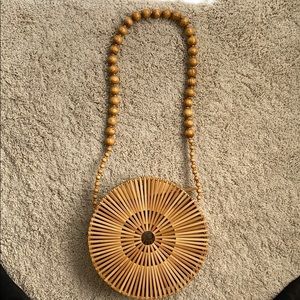 Round straw basket shoulder bag